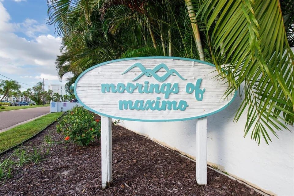 The Moorings of Maximo entrance sign
